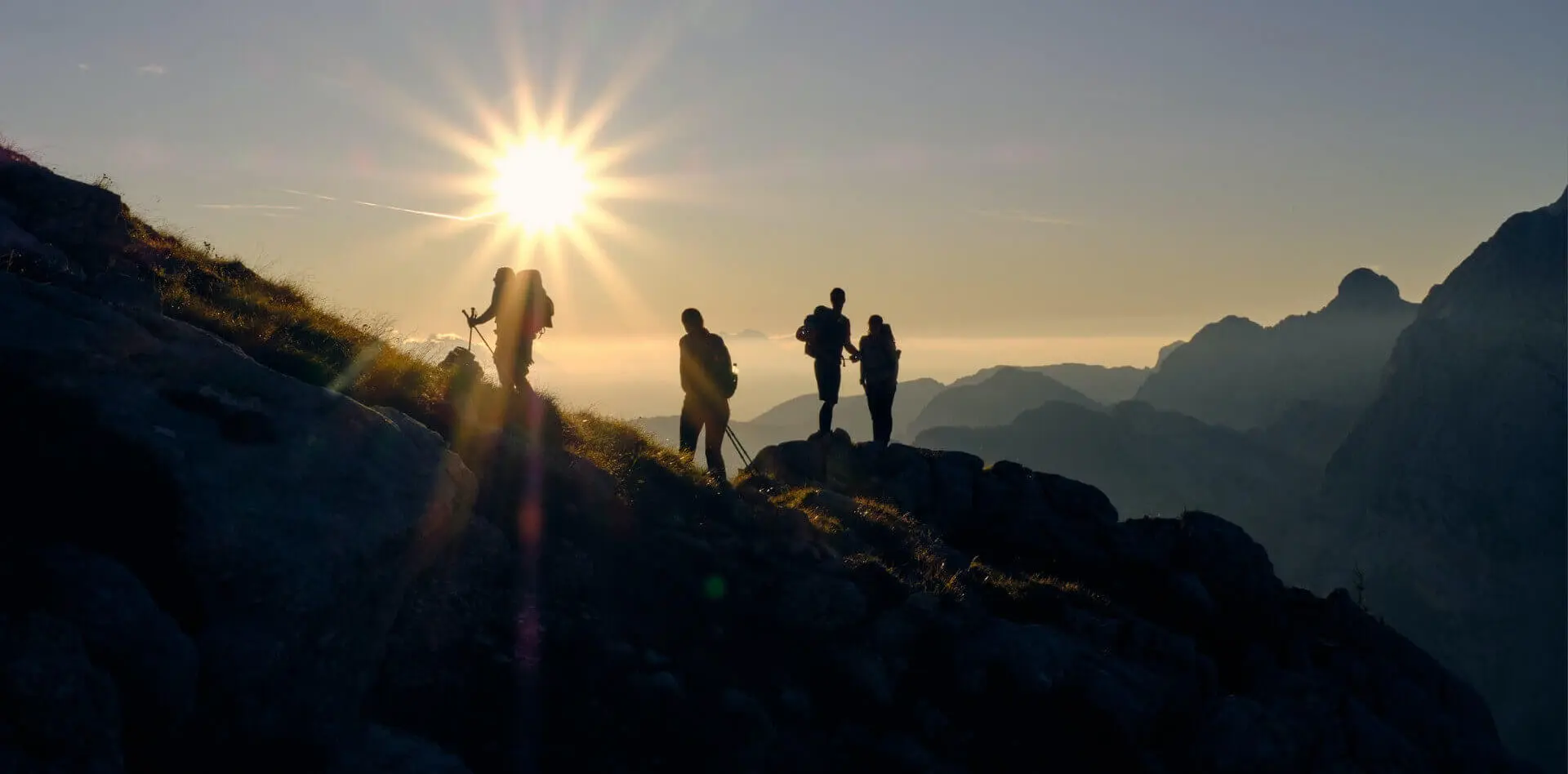 Wandergruppe auf einem Berg im Abendlicht